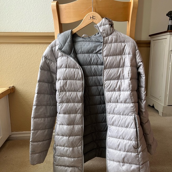 Eddie Bauer zipper puffer coat with hood barely worn - Picture 2 of 2